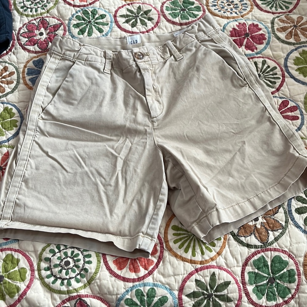 🩳GAP Girlfriend Chino shorts size 2.